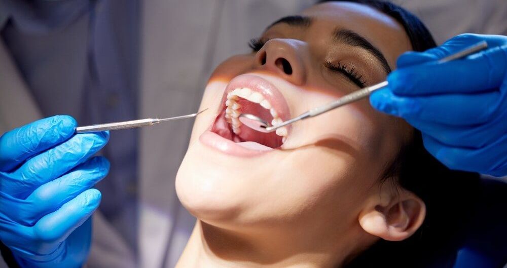 Pacjenta podczas zabiegu higienizacji w gabinecie stomatologicznym.