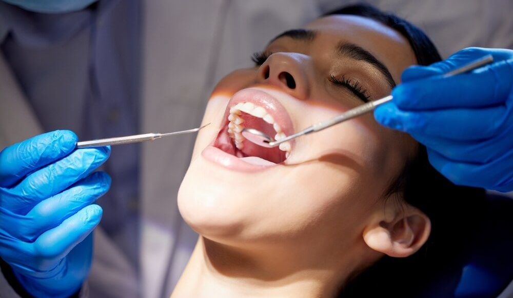 Pacjenta podczas zabiegu higienizacji w gabinecie stomatologicznym.